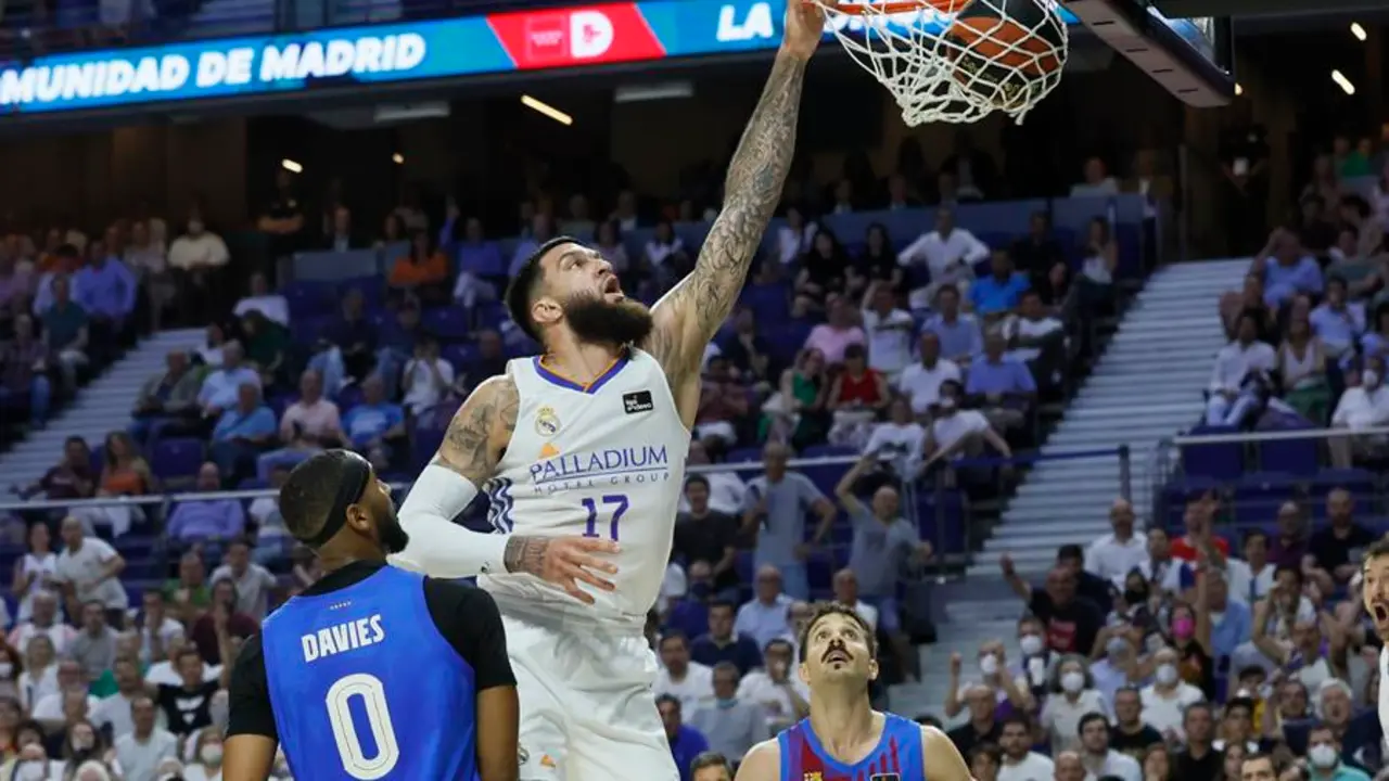 El p&iacute;vot del Real Madrid Vincent Poirier machaca la canasta durante el tercer encuentro de la final de la Liga Endesa que Real Madrid y Bar&ccedil;a ayer en el Wizink Center, en Madrid. EFE/ Juanjo Mart&iacute;n.