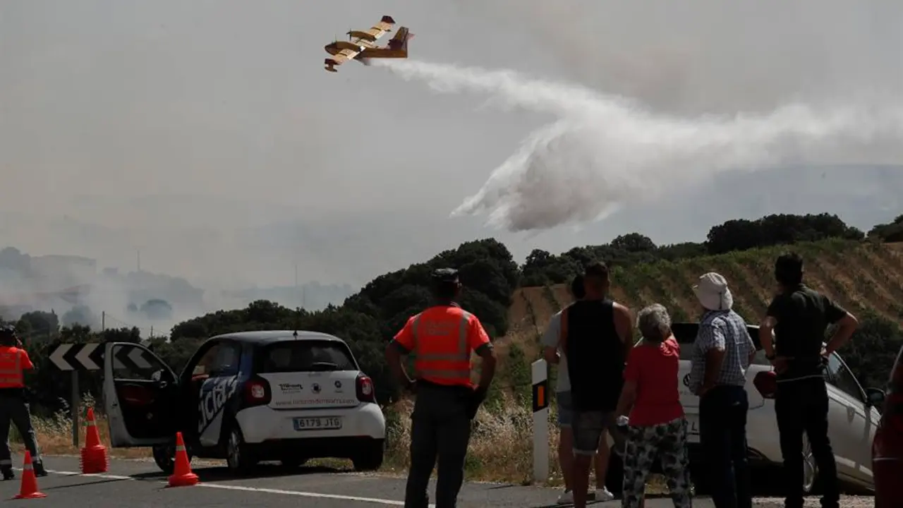 Vista de los trabajos para extinguir el fuego en la localidad de San Mart&iacute;n de Unx, que permanece a primera hora de este domingo desalojada por precauci&oacute;n tras los incendios vividos ayer y esta noche en Navarra. EFE / Villar L&oacute;pez