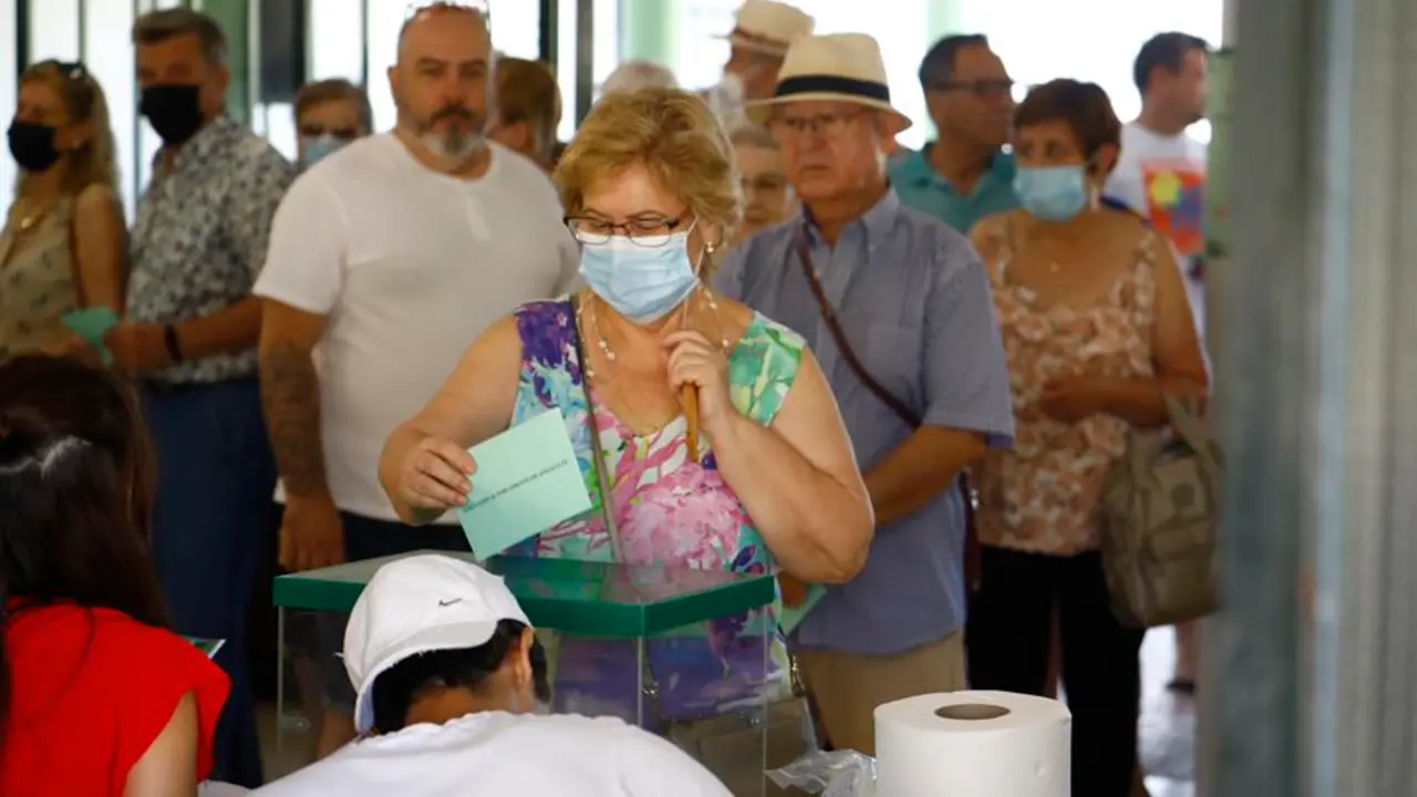 Colas de personas esperan para introducir en la urna su papeleta de voto en un colegio de C&oacute;rdoba, hoy domingo 19 de junio cuando se han constituido una totalidad de 10.189 mesas electorales para los duod&eacute;cimos comicios auton&oacute;micos andaluces. EFE/Salas

JPG 1
300 x 200 px.; 32 bpp; 12,61 kB
JPG 2
600 x 400 px.; 32 bpp; 32,39 kB
JPG 3 (WEB)
1920 x 1280 px.; 24 bpp; 163,97 kB
JPG 4 (ORIGINAL)
4464 x 2976 px.; 24 bpp; 1,84 MB
JPG 5 (MINI WEB)
900 x 600 px.; 32 bpp; 56,41 kB
Tama&ntilde;o personalizado. Elija ancho o alto
(Ancho m&aacute;ximo:4464 px. / Alto m&aacute;ximo:2976 px. )
1000
667

Recordar
Contenidos de la noticia:

<
 
>
Participaci&oacute;n supera el 34 % hasta las 14.00 horas, 4 puntos m&aacute;s que en 2018

Participaci&oacute;n supera el 34 % hasta las 14.00 horas, 4 puntos m&aacute;s que en 2018


Metadatos Multimedia

Fecha:
19/06/2022 12:25 (UTC)
Cr&eacute;dito:
EFE
Fuente:
EFE
Tem&aacute;tica:
Pol&iacute;tica &raquo; Elecciones
Referencia:
55008985051
Contenido incluido en los siguientes