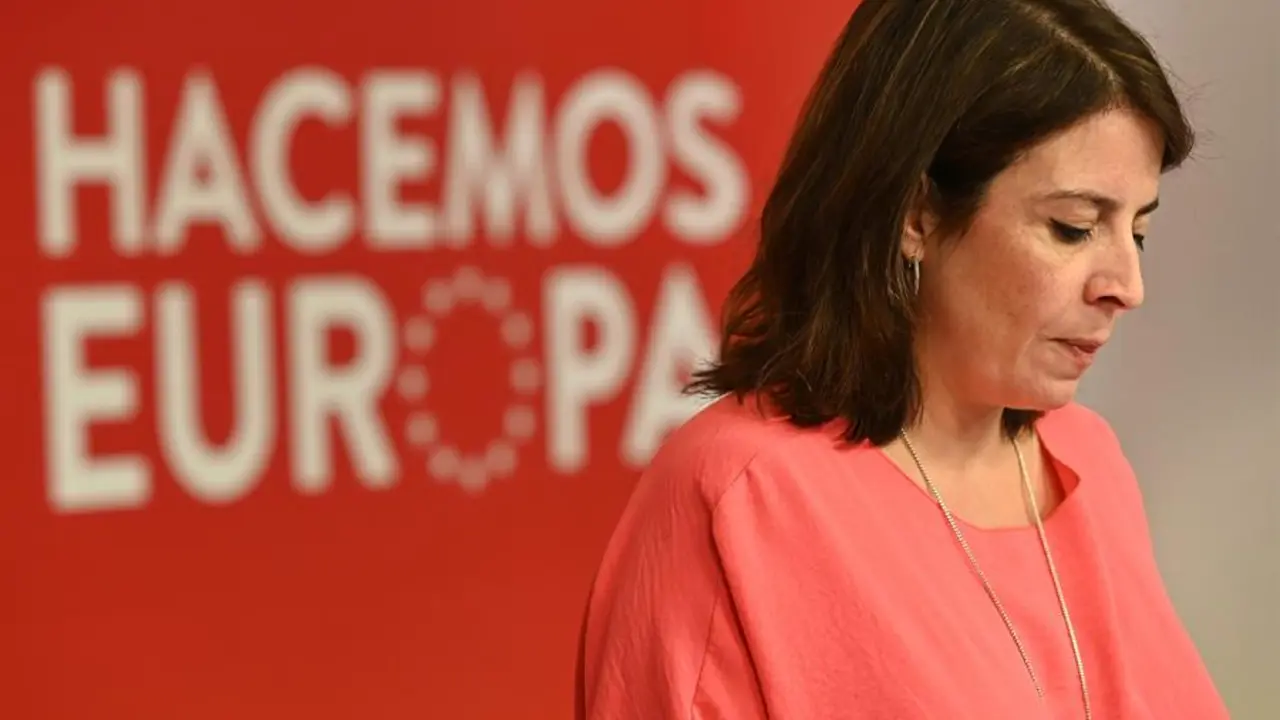 La vicesecretaria general del PSOE Adriana Lastra comenta los resultados de las elecciones en Andaluc&iacute;a, en las que el Partido Popular ha conseguido mayor&iacute;a absoluta, hoy domingo en la sede socialista de la calle Ferraz, en Madrid. EFE/Fernando Villar