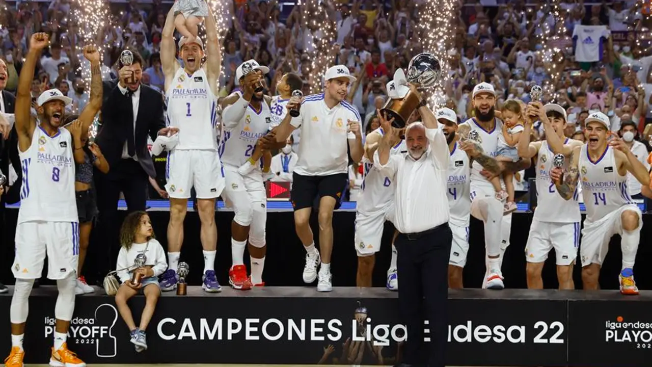 19/06/2022 00:00 (UTC)
Cr&eacute;dito:
EFE
Fuente:
EFE
Autor:
SERGIO PEREZ
Tem&aacute;tica:
Deporte &raquo; Baloncesto
El t&eacute;cnico del Real Madrid, Pablo Laso, celebra con sus jugadores la consecuci&oacute;n del t&iacute;tulo de la Liga Endesa tras vencer al Bar&ccedil;a en el cuarto encuentro que han disputado en el WiZink Center de Madrid. EFE