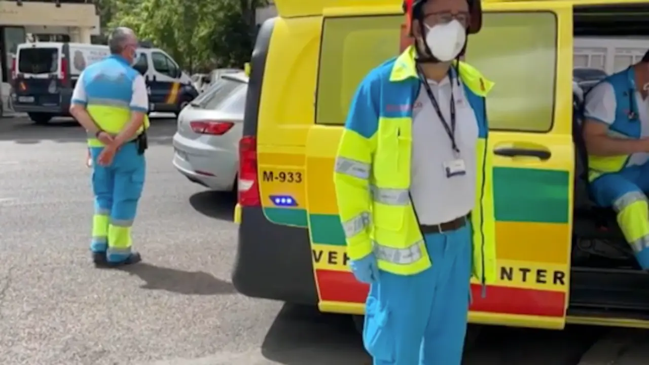 Los servicios de emergencias y la polic&iacute;a en la calle Serrano de Madrid.