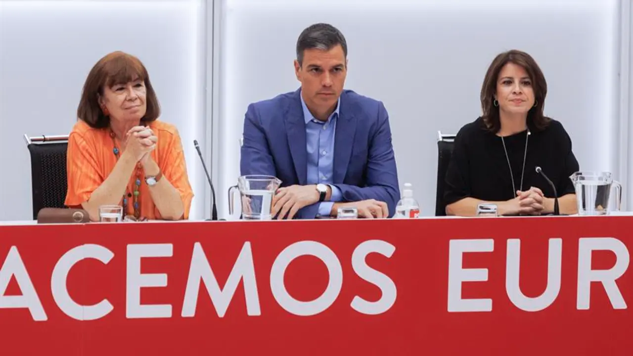 La presidenta del PSOE, Cristina Narbona; el secretario general del PSOE, Pedro S&aacute;nchez, y la vicesecretaria Adriana Lastra, asisten a una reuni&oacute;n de la Ejecutiva del partido, este lunes, en Madrid. EFE/ Sergio P&eacute;rez