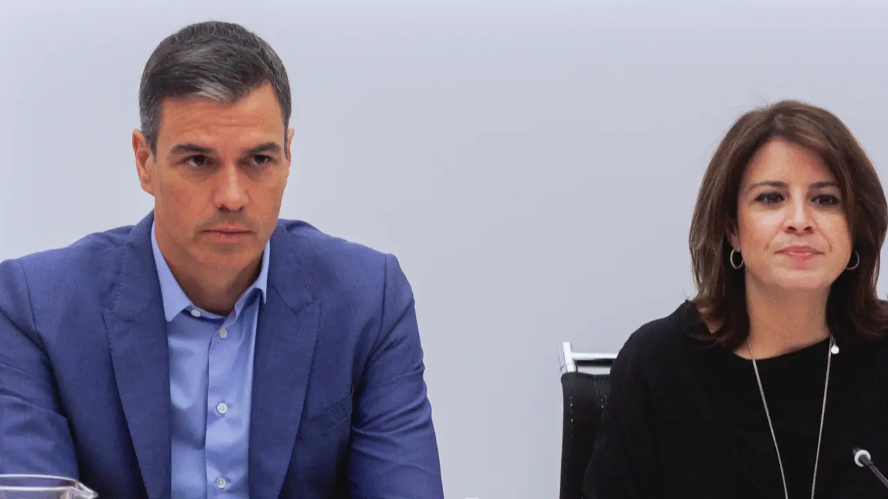 El secretario general del PSOE, Pedro S&aacute;nchez, y la vicesecretaria Adriana Lastra. EFE/ Sergio P&eacute;rez