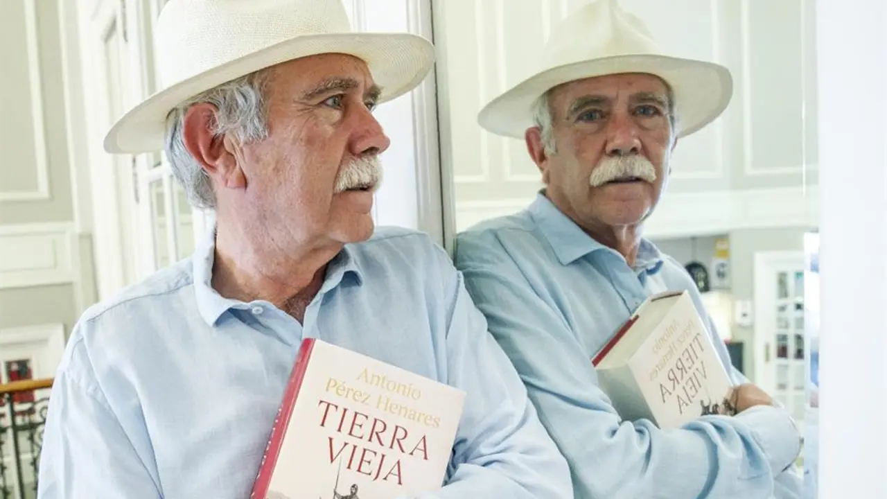 El escritor y periodista Antonio P&eacute;rez Henares defiende en una entrevista con EFE a su paso por Zaragoza que "el pueblo espa&ntilde;ol sigue manteniendo una gran dignidad", sentimiento que refleja en su nueva novela, 'Tierra vieja' (Ediciones B), habitada por las "gentes de a pie" de la frontera de la Extremadura castellana de los siglos XII y XIII que acudieron a repoblarla en busca de una oportunidad. EFE/Javier Cebollada