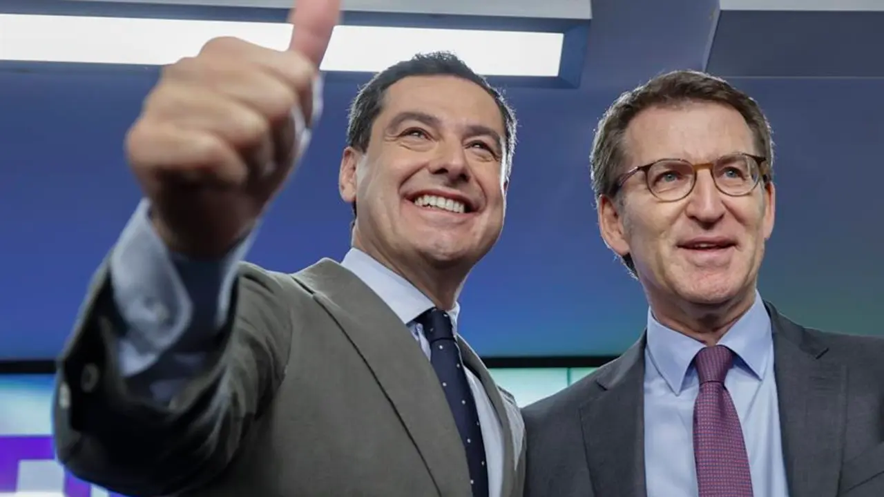 El presidente del Partido Porpular, Alberto N&uacute;&ntilde;ez Feij&oacute;o (d) posa con el presidente de Andaluc&iacute;a, Juanma Moreno (i) antes de la celebraci&oacute;n este martes de la Junta Directiva Nacional del PP en Madrid. EFE/ Emilio Naranjo