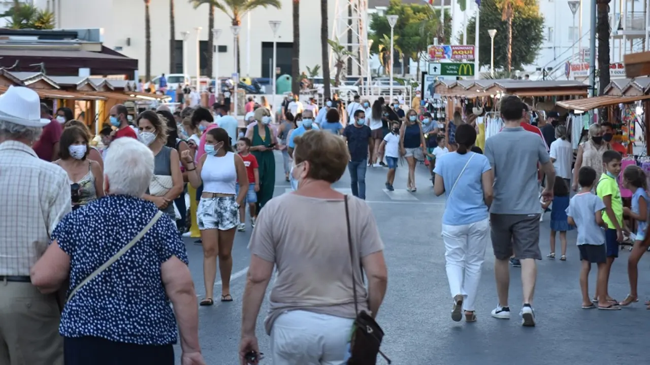 Varias personas avenida de Andaluc&iacute;a y la calle Ancha de PuntaUmbr&iacute;a.