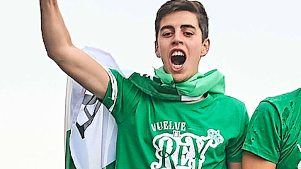 &Iacute;&ntilde;igo, celebrando el ascenso en el autob&uacute;s que les llev&oacute; al Ayuntamiento. / EP