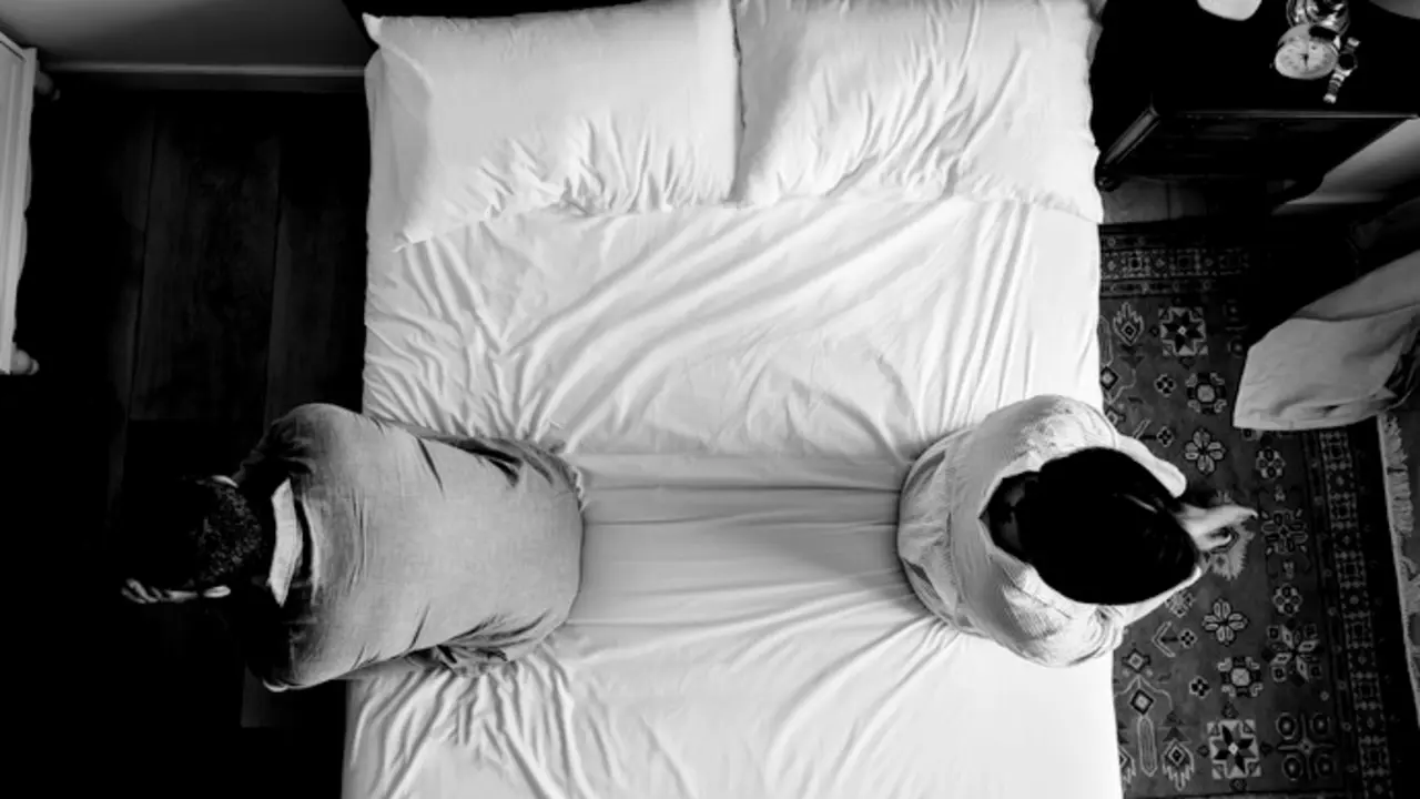 divorce-couple-sitting-back-to-back-on-the-bed