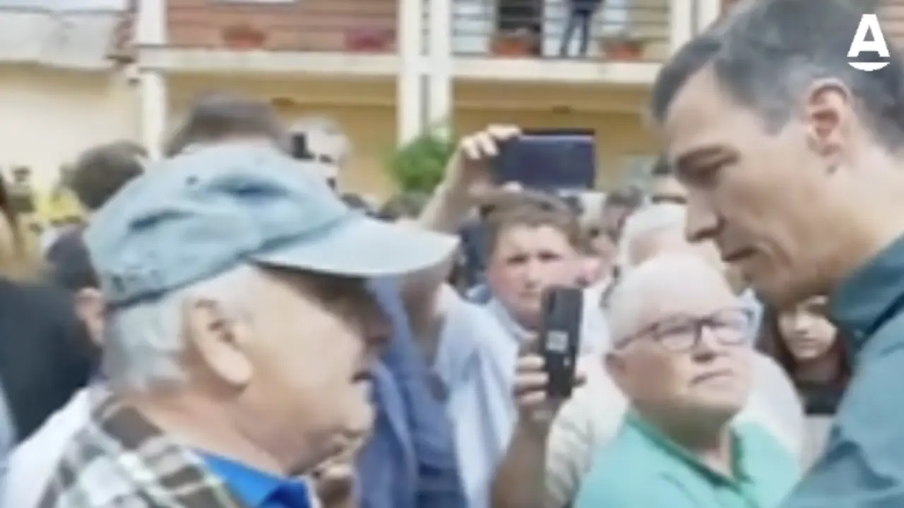 Un vecino de Zamora se encara con Pedro S&aacute;nchez.