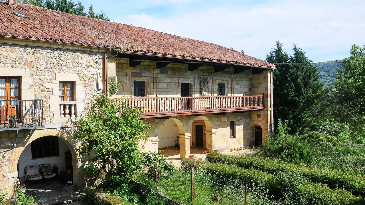 Antigua casona de la familia de Calder&oacute;n de la Barca en la localidad c&aacute;ntabra de San Vicente de Toranzo.