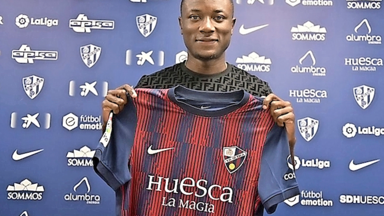 Soko, seguro de llegar a un &laquo;club de Primera&raquo; Patrick Soko fue por fin presentado ayer como jugador del Huesca, con quien se ha comprometido hasta el 2025. Estuvo acompa&ntilde;ado por el director deportivo del club, que es &Aacute;ngel Mart&iacute;n, quien asegur&oacute; que el camerun&eacute;s &laquo;puede jugar en punta y en la izquierda&raquo;, afirmaci&oacute;n que dejar&iacute;a boquiabierto a cualquier racinguista que haya visto al africano jugar las dos &uacute;ltimas temporadas demostrando que es jugador de un solo puesto. Soko se mostr&oacute; encantado de su nueva aventura: &laquo;Desde el primer momento que me llam&oacute; el Huesca hubo mucho inter&eacute;s. S&eacute; que era un club de Primera, lo conozco como profesional, es muy lindo y por eso decido esta temporada venir aqu&iacute;&raquo;. El camerun&eacute;s, que estar&aacute; a las &oacute;rdenes de Cuco Ziganda, tiene claro que llega a &laquo;un equipo de primer nivel&raquo;. Es consciente de que la Segunda es &laquo;una liga muy dif&iacute;cil, de muchos partidos y jugadores muy buenos&raquo; pero tambi&eacute;n considera que se va a adaptar &laquo;lo m&aacute;s r&aacute;pido posible&raquo;. &laquo;Me ha llevado hasta aqu&iacute; el crecimiento, seguir el trabajo de cada d&iacute;a. Tener paciencia si juego o no es lo que me va a llevar a triunfar&raquo;, concluy&oacute;.
