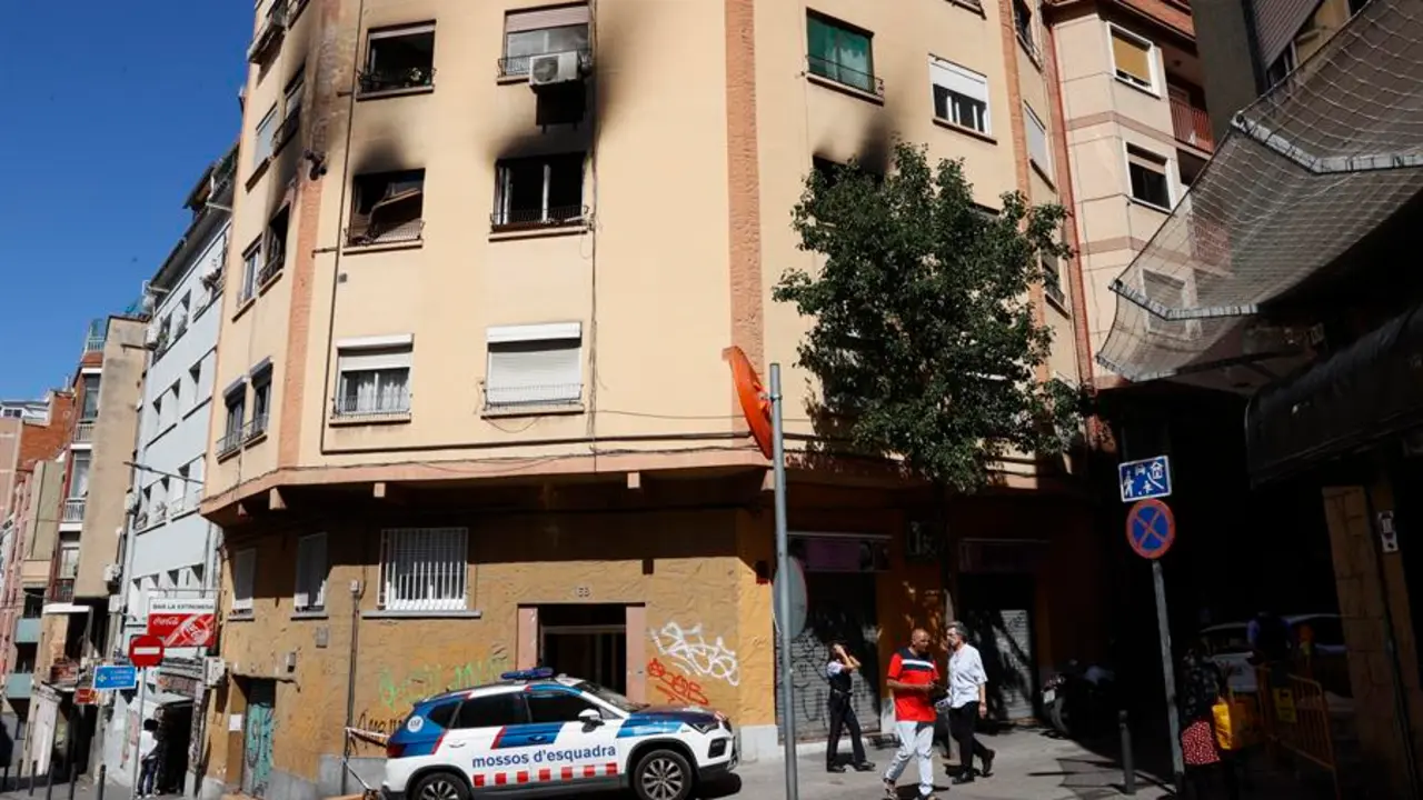 Un hombre de unos setenta a&ntilde;os ha fallecido esta pasada noche, durante la verbena de San Juan, al incendiarse su vivienda, situada en L'Hospitalet, suceso por el que los Mossos d'Esquadra han abierto una investigaci&oacute;n, ya que algunos testigos afirman que el origen del fuego podr&iacute;a haber sido un petardo que entr&oacute; accidentalmente por la ventana. EFE/Toni Albir