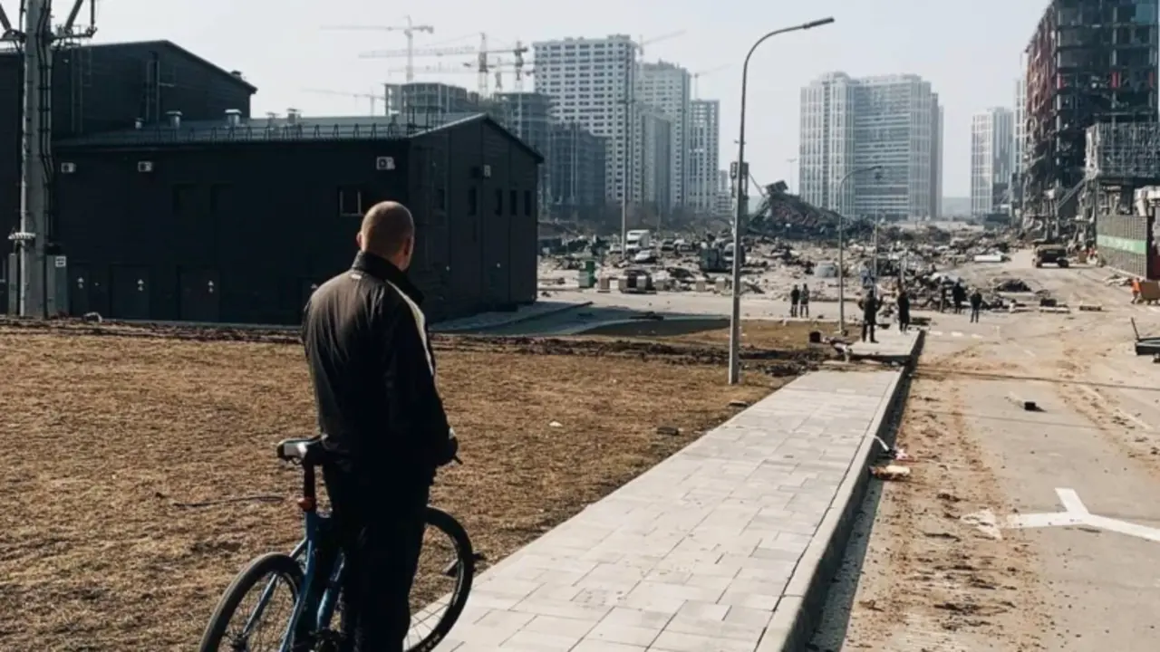 Un ciudadano en la ciudad de Kiev observa la destrucci&oacute;n.