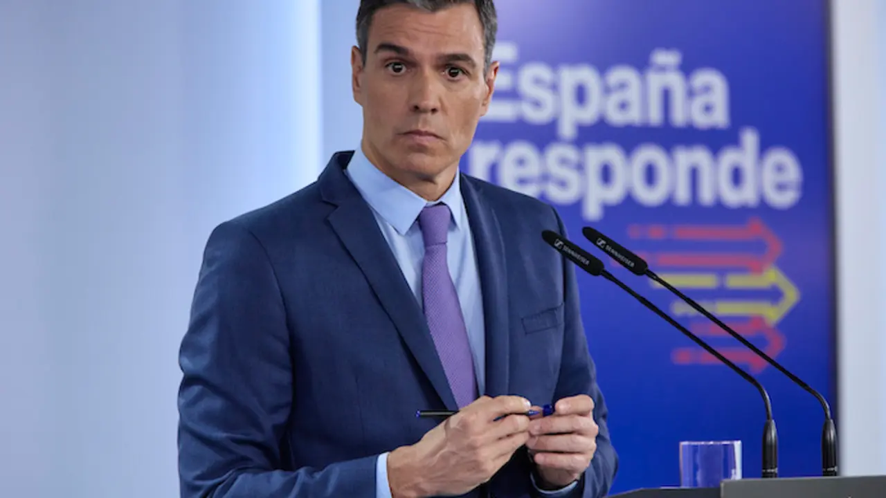 El presidente del Gobierno, Pedro S&aacute;nchez, comparece tras la reuni&oacute;n del Consejo de Ministros Extraordinario, en el Palacio de la Moncloa, a 22 de junio de 2022, en Madrid (Espa&ntilde;a). El Gobierno ha anunciado la aprobaci&oacute;n de un decreto de medidas anticrisis para hacer frente a las consecuencias econ&oacute;micas de la invasi&oacute;n de Ucrania y el alza de la inflaci&oacute;n, que se prolongar&aacute; hasta el 31 de diciembre. El Gobierno estima que las medidas aprobadas retendr&aacute;n 3,5 puntos el IPC. Algunas de las medidas son la rebaja del IVA de la luz del 10 al 5%, aumento de las pensiones, ayuda de 200 euros a los trabajadores aut&oacute;nomos con bajos ingresos, ayudas al transporte p&uacute;blico y mayor gravaci&oacute;n de impuestos para las el&eacute;ctricas.
Jes&uacute;s Hell&iacute;n / Europa Press
25/6/2022