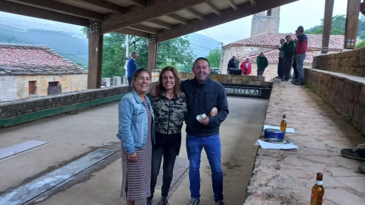 La alcaldesa de Resconorio, Lidia Ruiz Martinez junto a los ganadores.