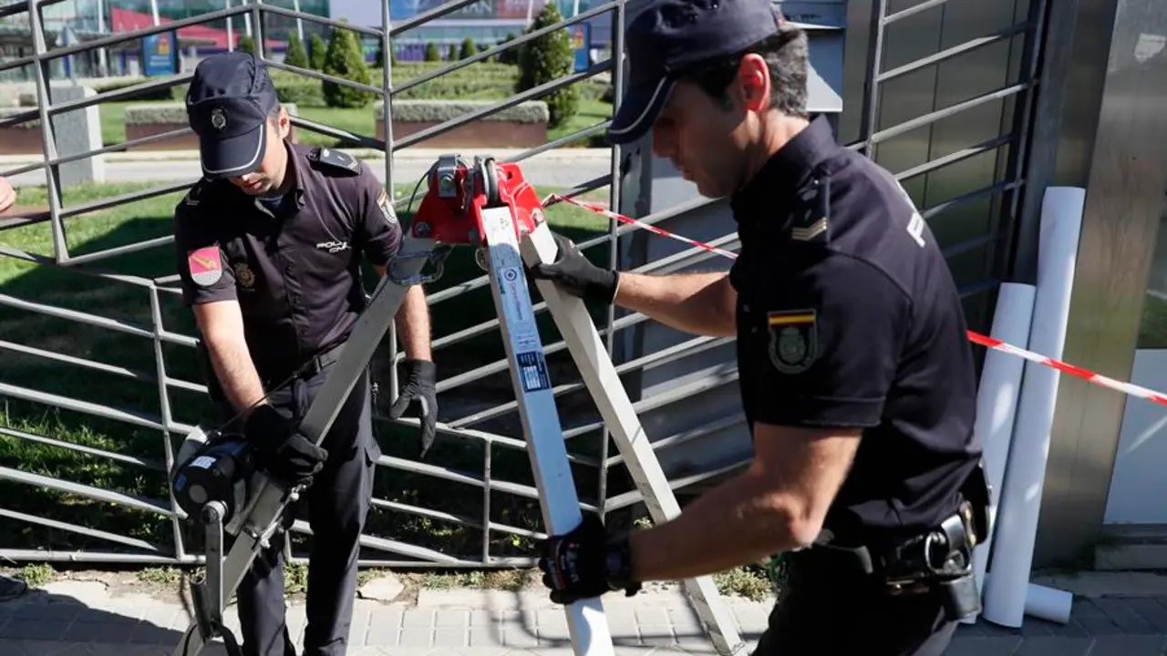 Cuerpos de seguridad de la Polic&iacute;a Nacional durante la demostraci&oacute;n en los alrededores del subsuelo del pabell&oacute;n de IFEMA de Madrid este lunes con motivo de la celebraci&oacute;n de la cumbre de la OTAN en la capital. EFE/ Mariscal