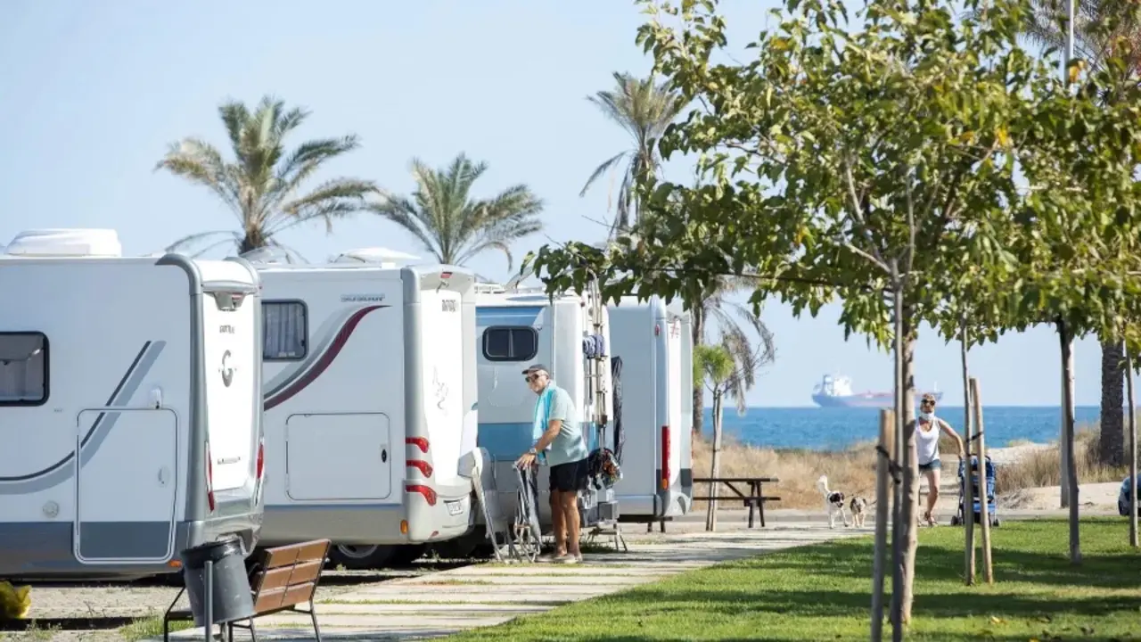 Usuarios de la zona de estancia de autocaravanas dotada de servicios en la Playa del Pinar de Castell&oacute;n, en una fotograf&iacute;a de archivo. EFE/Domenech Castell&oacute;