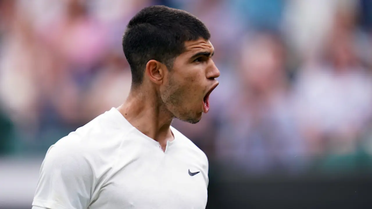 El tenista espa&ntilde;ol Carlos Alcaraz celebra la derrota del alem&aacute;n Jan-Lennard Struff durante su partido de primera ronda de individuales masculinos en la primera jornada del torneo de Grand Slam de Wimbledon 2022 en el All England Lawn Tennis and Croquet Club. Foto: John Walton/PA Wire/dpa
27/6/2022 SOLO PARA USO EN ESPA&Ntilde;A