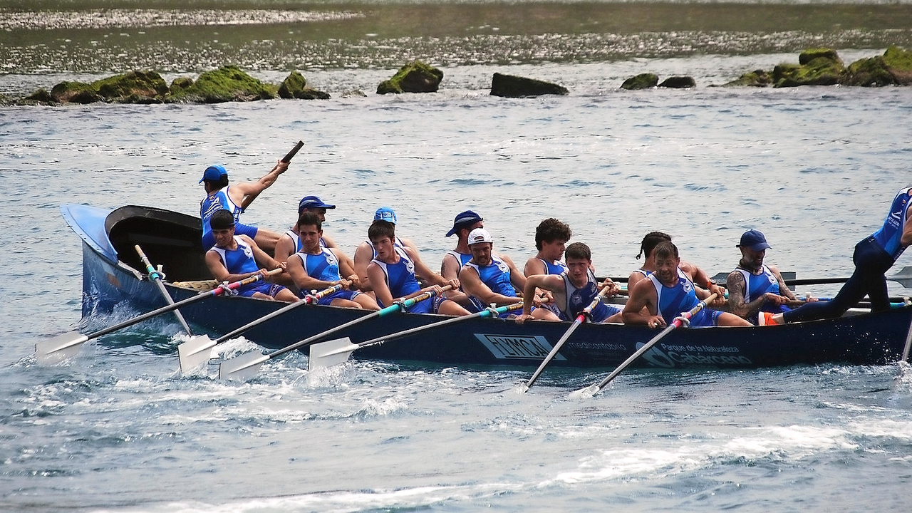 La trainera de Astillero complet&oacute;, al igual que la de Santo&ntilde;a y Castre&ntilde;a B, su primera regata liguera el pasado s&aacute;bado.