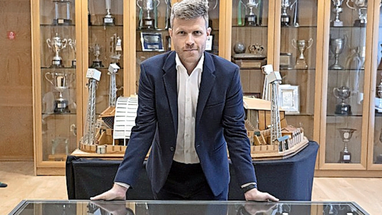 Mikel Martija, director deportivo del Racing, es el m&aacute;ximo responsable de la confecci&oacute;n de la plantilla. / RRC