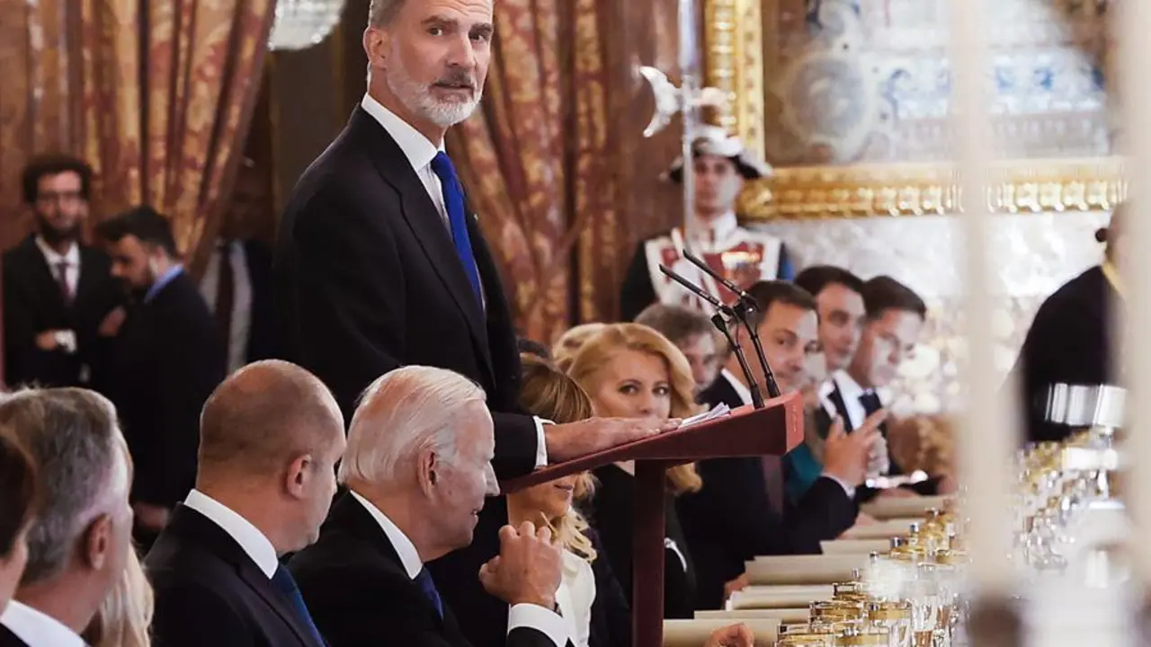El rey Felipe (de pie) pronuncia unas palabras en el Comedor de Gala del Palacio Real, durante la cena que los monarcas espa&ntilde;oles ofrecen a los jefes de Estado y jefes de Gobierno que participan en la cumbre de la OTAN, hoy martes en Madrid. EFE/Juanjo Mart&iacute;n. POOL