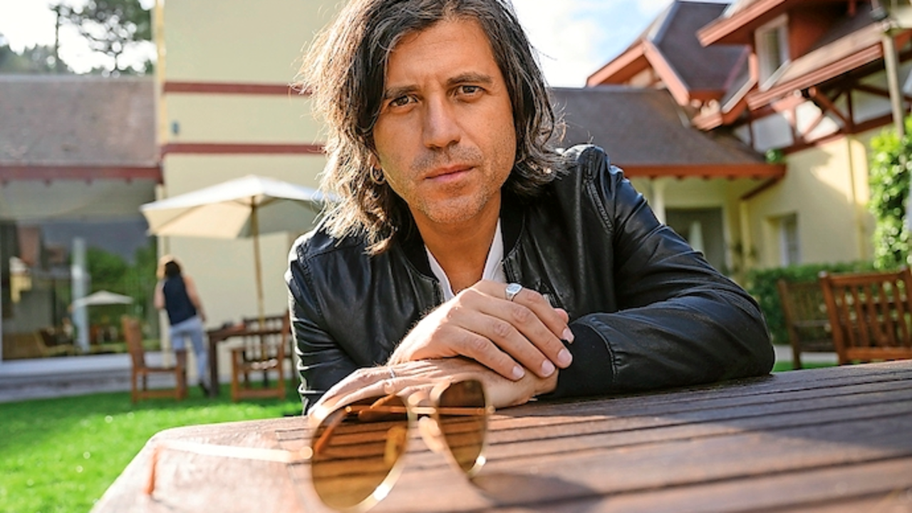 El cantante Ra&uacute;l Guti&eacute;rrez, Rulo, posa durante una entrevista. / PUENTE HOYOS