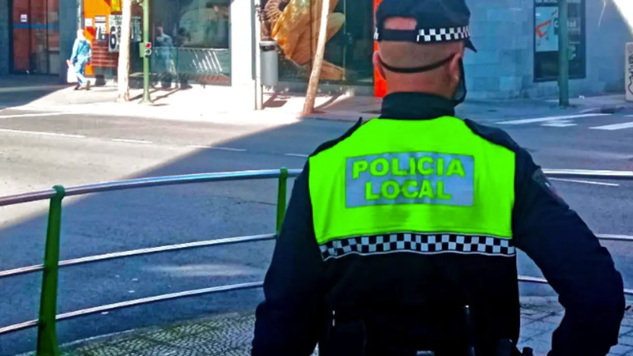 Un Polic&iacute;a local.