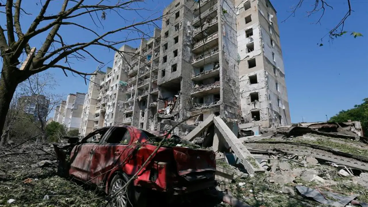 Escenario de un edificio residencial da&ntilde;ado tras un bombardeo en la peque&ntilde;a ciudad de Serhiivka, cerca de Odesa, en el sur de Ucrania, el 1 de julio de 2022. (Rusia, Ucrania) EFE/EPA/STR