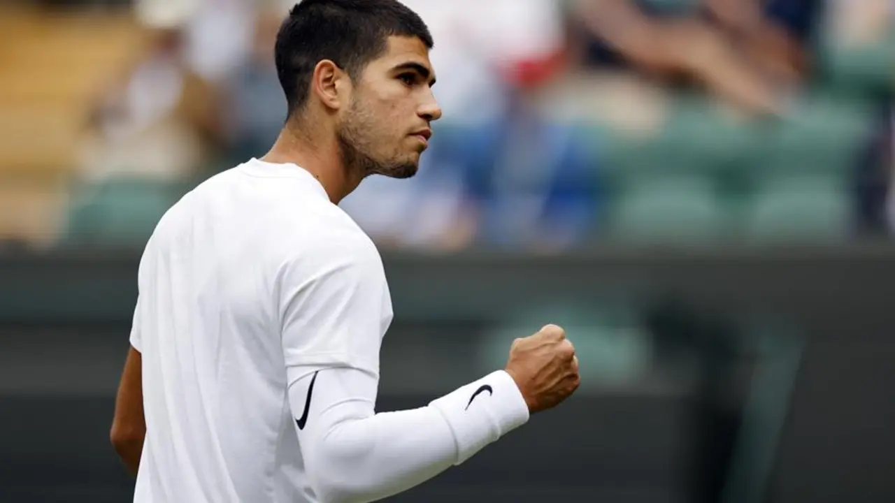 El espa&ntilde;ol Carlos Alcaraz reacciona en el partido de tercera ronda masculina contra el alem&aacute;n Oscar Otte en el Campeonato de Wimbledon, en Wimbledon, Gran Breta&ntilde;a, el 1 de julio de 2022. (Tenis, Alemania, Espa&ntilde;a, Reino Unido) EFE/EPA/TOLGA AKMEN USO EDITORIAL SOLO