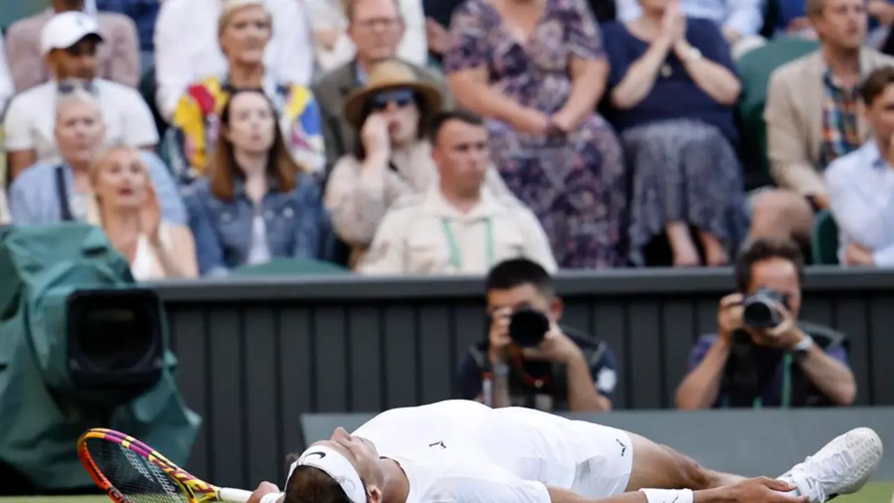 El espa&ntilde;ol Rafael Nadal en acci&oacute;n durante el partido de 4&ordf; ronda contra el holand&eacute;s Botic Van De Zandschulp en el Campeonato de Wimbledon. EFE / TOLGA AKMEN