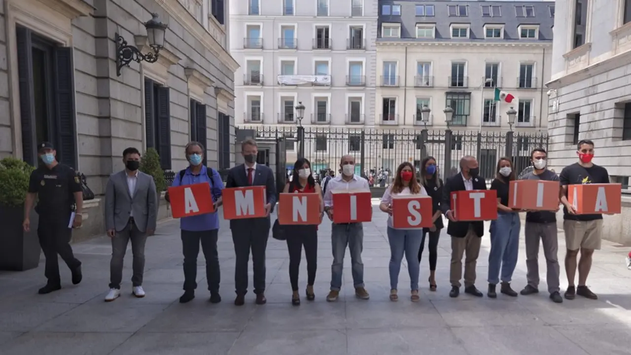 Portavoces de ERC, Junts, PDeCAT y CUP acompa&ntilde;amdo a los promotores de la Ley de Amnist&iacute;a de los independentistas