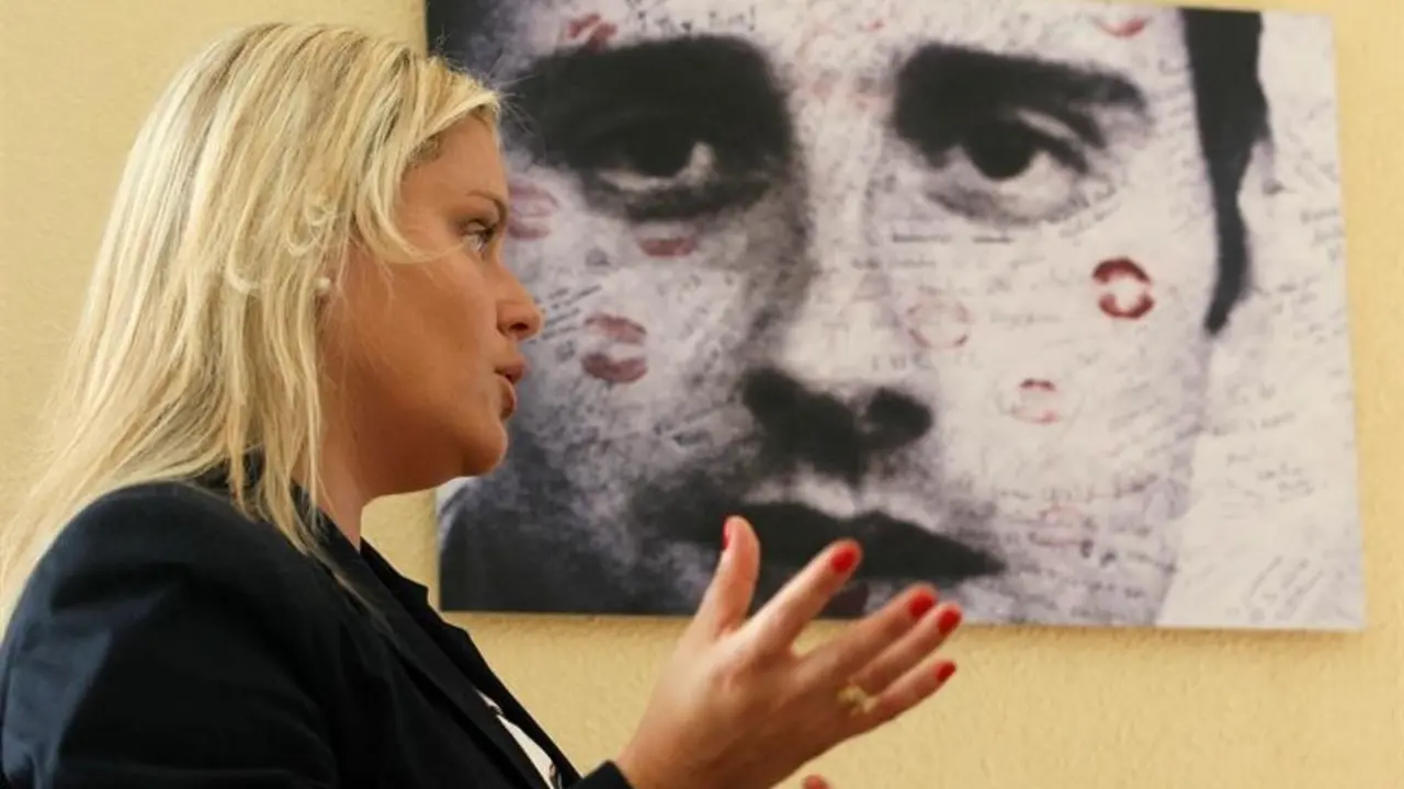 Mari Mar Blanco, Hermana de Miguel Angel Blanco con una foto suya.