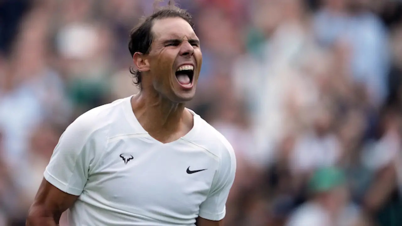 El tenista espa&ntilde;ol Rafael Nadal celebra la derrota del holand&eacute;s Botic van de Zandschulp durante su partido de cuarta ronda de individuales masculinos en la octava jornada del torneo de Grand Slam de Wimbledon 2022 en el All England Lawn Tennis and Croquet Club. Foto: Zac Goodwin/PA Wire/dpa
Fecha: 04/07/2022.