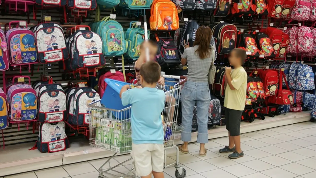 Una familia en un establecimiento comprando material escolar. / Alerta