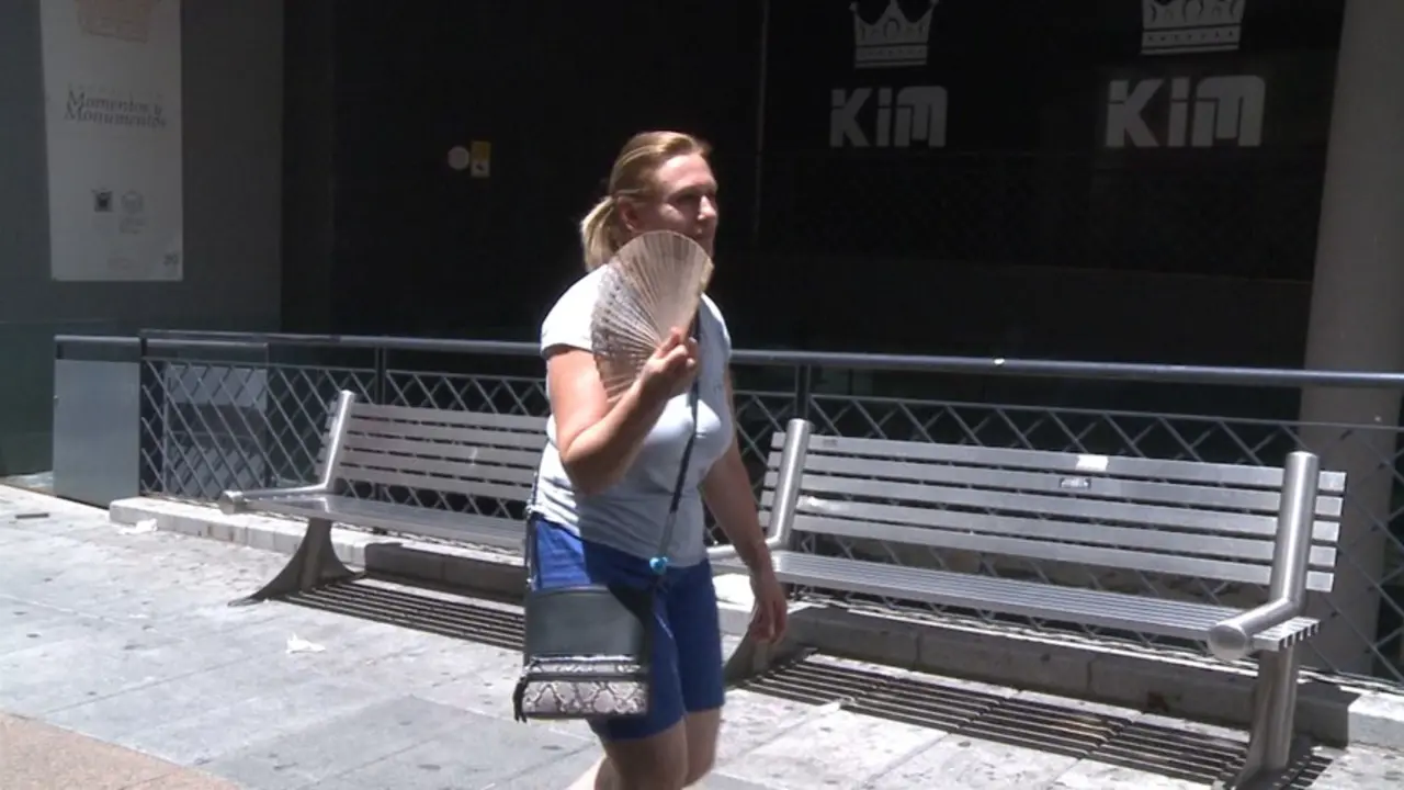 Una persona pasea cn un abanico por la calle. / A.E.
