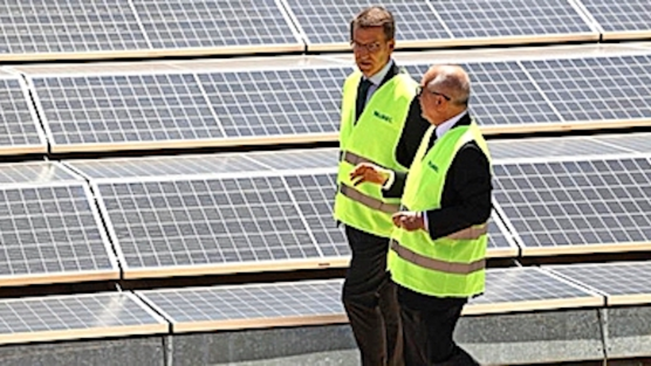 Alberto N&uacute;&ntilde;ez Feij&oacute;o visita el complejo industrial Nurel, en Zaragoza.  / ALERTA