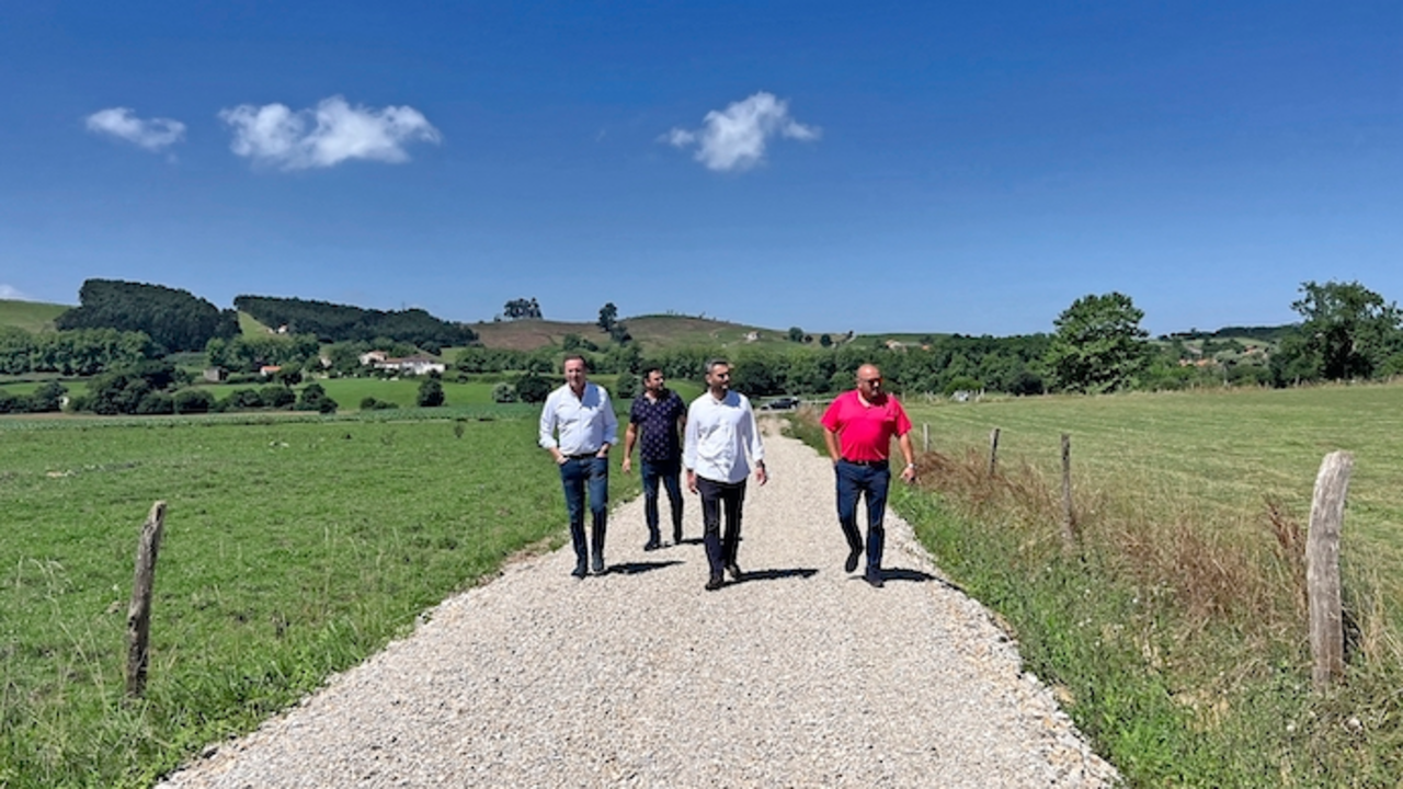 El consejero de Desarrollo Rural, Ganader&iacute;a, Pesca, Alimentaci&oacute;n y Medio Ambiente, Guillermo Blanco, visita las obras realizadas en el municipio en colaboraci&oacute;n con el Ayuntamiento.
