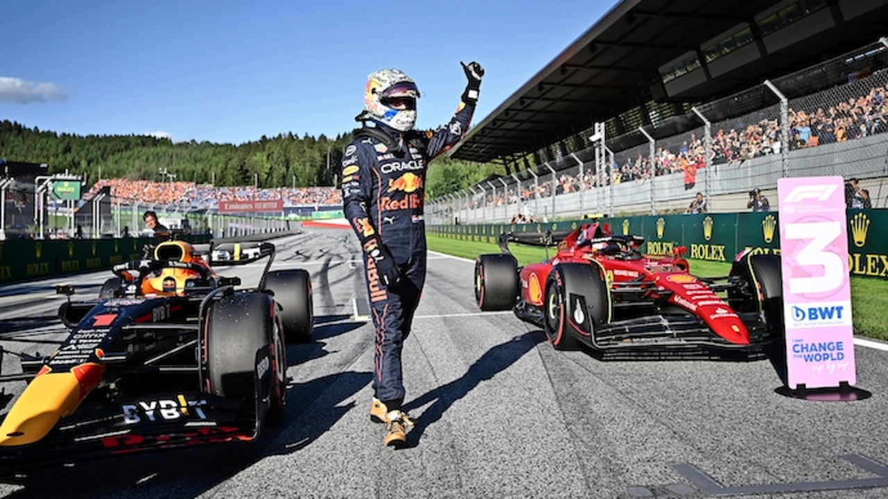 El piloto holand&eacute;s de F&oacute;rmula Uno Max Verstappen de Red Bull Racing celebra tras terminar primero en la clasificaci&oacute;n para el Gran Premio de  de Austria. / CHRISTIAN BRUNA