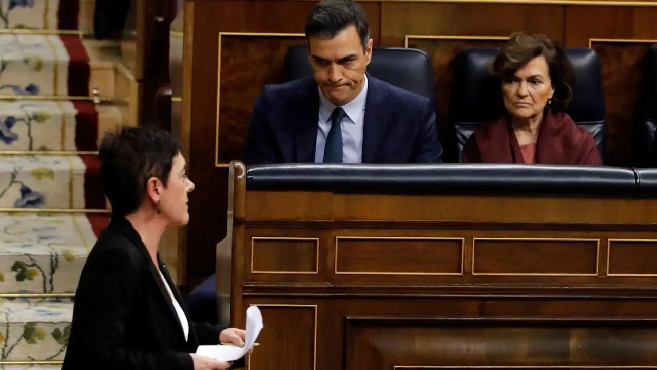 La portavoz de Bildu, Mertxe Aizpurua, pasa por delante del esca&ntilde;o de Pedro S&aacute;nchez en el Congreso. / EFE