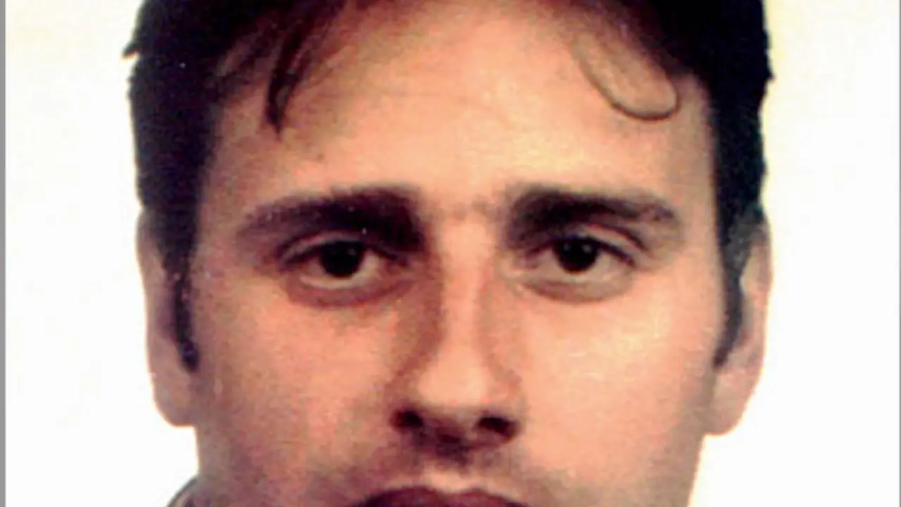 Nunca protagoniz&oacute; enfrentamiento alguno con radicales vascos, nunca existi&oacute; una carta o llamada amenazante... Nada hac&iacute;a presagiar que la banda terrorista lo tuviera en su punto de mira. Durante los dos a&ntilde;os que estuvo en el Consistorio de Ermua (Vizcaya), Miguel &Aacute;ngel Blanco no tuvo escolta, no revisaba su coche ni cambiaba sus rutas, era lo que muchos pol&iacute;ticos, empresarios y periodistas definieron en su momento como un &laquo;blanco f&aacute;cil&raquo;. Raz&oacute;n por la que este joven concejal del PP de 29 a&ntilde;os pudo ser elegido 'al azar' para ser secuestrado y posteriormente asesinado. A lo largo de 48 agonizantes horas de espera, la sociedad espa&ntilde;ola sali&oacute; masivamente a la calle para mostrar su rechazo y para gritar que iba &laquo;a por ellos con la paz y la palabra&raquo; &mdash;frase que pronunci&oacute; Victoria Prego en la lectura de un comunicado en la manifestaci&oacute;n del d&iacute;a 14 de julio en Madrid &mdash;. (Foto: EFE)