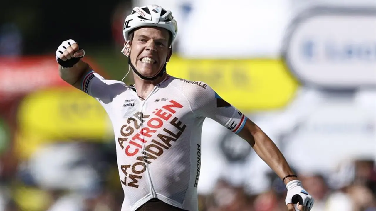 El ciclista luxemburgu&eacute;s Bob Jungels, del equipo Ag2R Citroen, gana la 9&ordf; etapa del Tour de Francia 2022 sobre el kil&oacute;metro 192,9 desde Aigle en Suiza hasta Chatel Les Portes du Soleil en Francia, este domingo. EFE/ Guillaume Horcajuelo