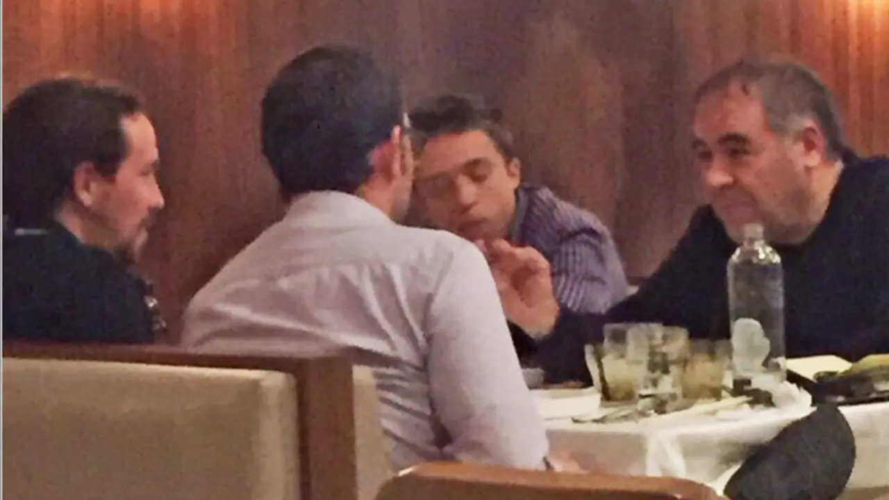 Una foto de los l&iacute;deres de Podemos, Pablo Iglesias e &Iacute;&ntilde;igo Errej&oacute;n, junto a Antonio Garc&iacute;a Ferreras y el director de La Sexta, C&eacute;sar Gonz&aacute;lez Ant&oacute;n.