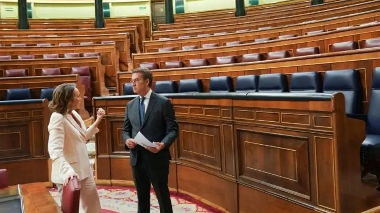 Feijoo charla con Cuca Gamarra en el Congreso de los diputados.