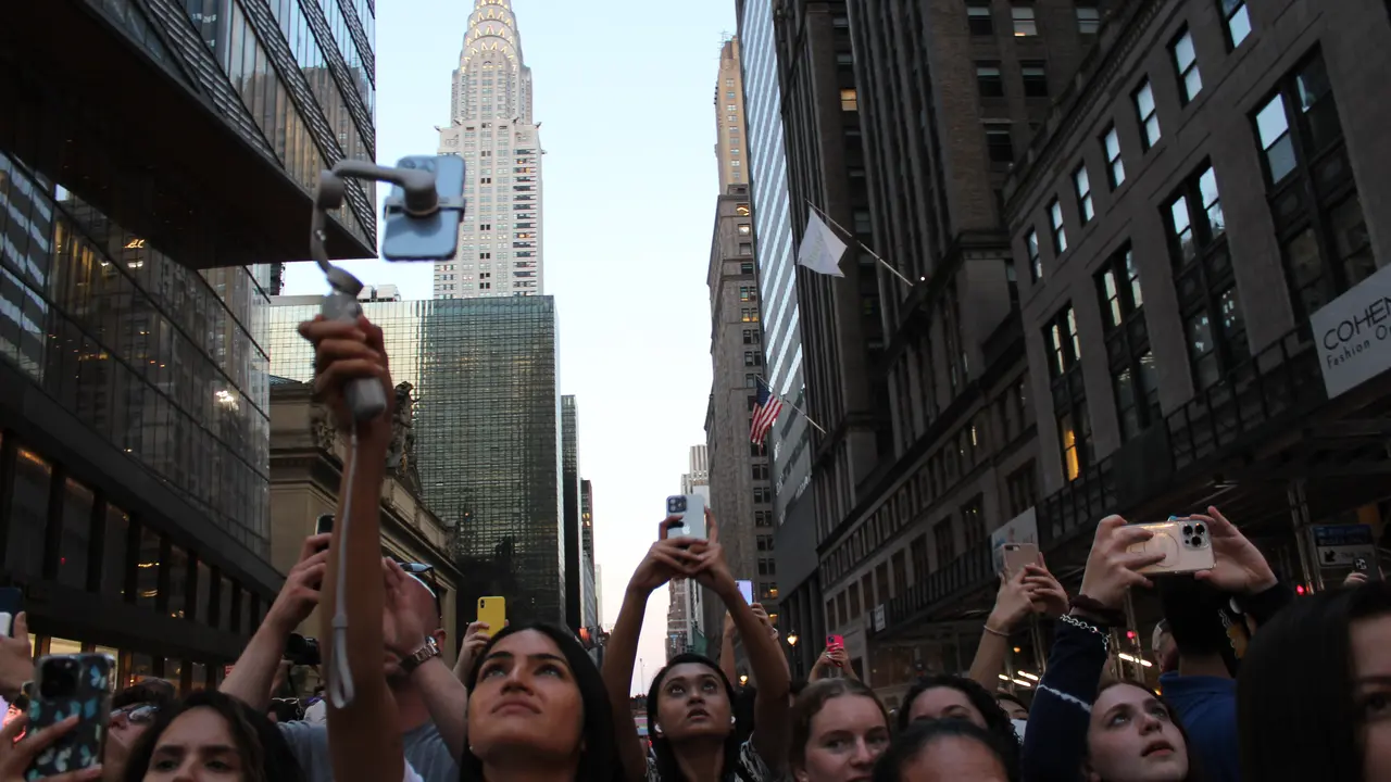 Un grupo de personas toman fotograf&iacute;as a la puesta del sol entre edificios hoy, en una calle de Manhattan en Nueva York (EEUU). Inmortalizar el "Manhattanhenge", momento en el que el sol se pone verticalmente entre los rascacielos de Nueva York, era el objetivo de miles de personas este lunes, y para conseguir esta fotograf&iacute;a poco les import&oacute; situarse en mitad del tr&aacute;fico de las ajetreadas avenidas de la Gran Manzana o plantar su c&aacute;mara con horas de antelaci&oacute;n. EFE/ Sarah Y&aacute;&ntilde;ez-Richards