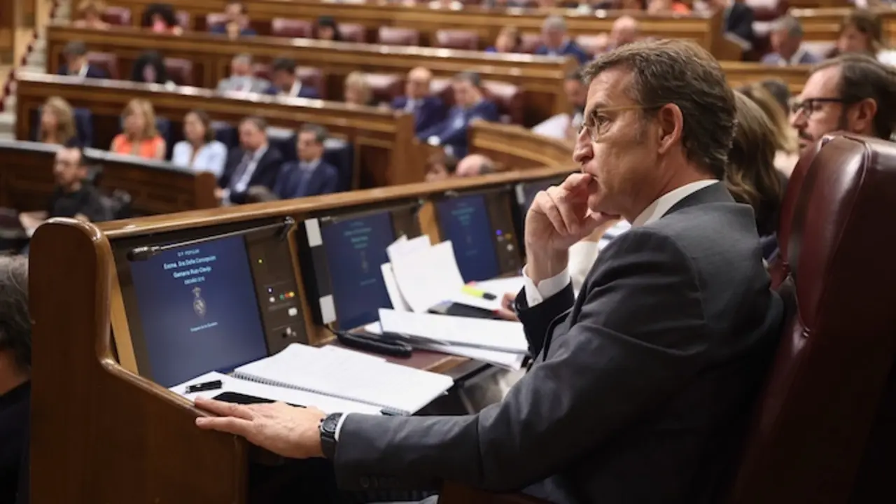 El presidente del Partido Popular (PP), Alberto N&uacute;&ntilde;ez Feij&oacute;o, durante la primera jornada de la 26 edici&oacute;n del Debate sobre el Estado de la Naci&oacute;n, en el Congreso de los Diputados, a 12 de julio de 2022, en Madrid (Espa&ntilde;a). Tras siete a&ntilde;os sin celebrarse ninguno, la C&aacute;mara baja acoge durante los d&iacute;as 12, 13 y 14 de julio la vig&eacute;sima sexta edici&oacute;n del debate sobre el estado de la Naci&oacute;n desde 1983 y el primero que se lleva a cabo con Pedro S&aacute;nchez como presidente del Gobierno. Esta edici&oacute;n del debate, tambi&eacute;n es la primera para Unidas Podemos, Vox y Ciudadanos, ya que en 2015 ninguna formaci&oacute;n ten&iacute;a representaci&oacute;n parlamentaria para participar. Durante el debate, el Gobierno expone y hace balance de los resultados de la pol&iacute;tica que ha llevado a cabo, la oposici&oacute;n comparece para fijar sus posturas y se votan las propuestas de resoluci&oacute;n formuladas por las dem&aacute;s formaciones. Entre los temas que se discutir&aacute;n est&aacute; la reforma laboral, el plan nacional de respuesta a las consecuencias econ&oacute;micas de la guerra en Ucrania, los &uacute;ltimos presupuestos generales del Estado aprobados, las pol&iacute;ticas de recuperaci&oacute;n tras la erupci&oacute;n del volc&aacute;n en la isla de La Palma, los fondos europeos Next Generation, la excepci&oacute;n ib&eacute;rica al gas, Espa&ntilde;a como anfitriona en la cumbre de la OTAN y la presidencia del Consejo de la Uni&oacute;n Europea en el segundo semestre de 2023.
12 JULIO 2022;DEBATE;POL&Iacute;TICA;PRESIDENTE;NACI&Oacute;N;ESPA&Ntilde;A;CONGRESO
Eduardo Parra / Europa Press
12/7/2022