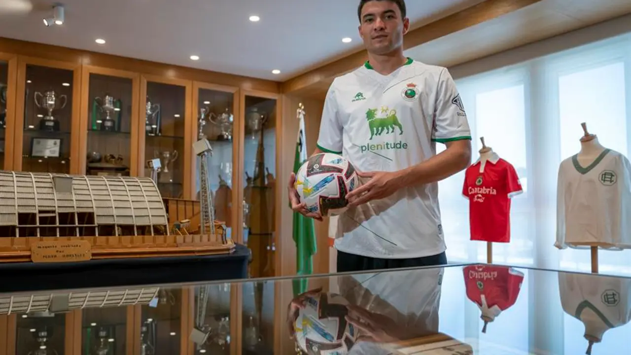 El jugador Aritz Aldasoro durante su presentaci&oacute;n como nuevo jugador del Racing de Santander en los campos de sport de El Sardinero. EFE/ Rom&aacute;n G. Aguilera