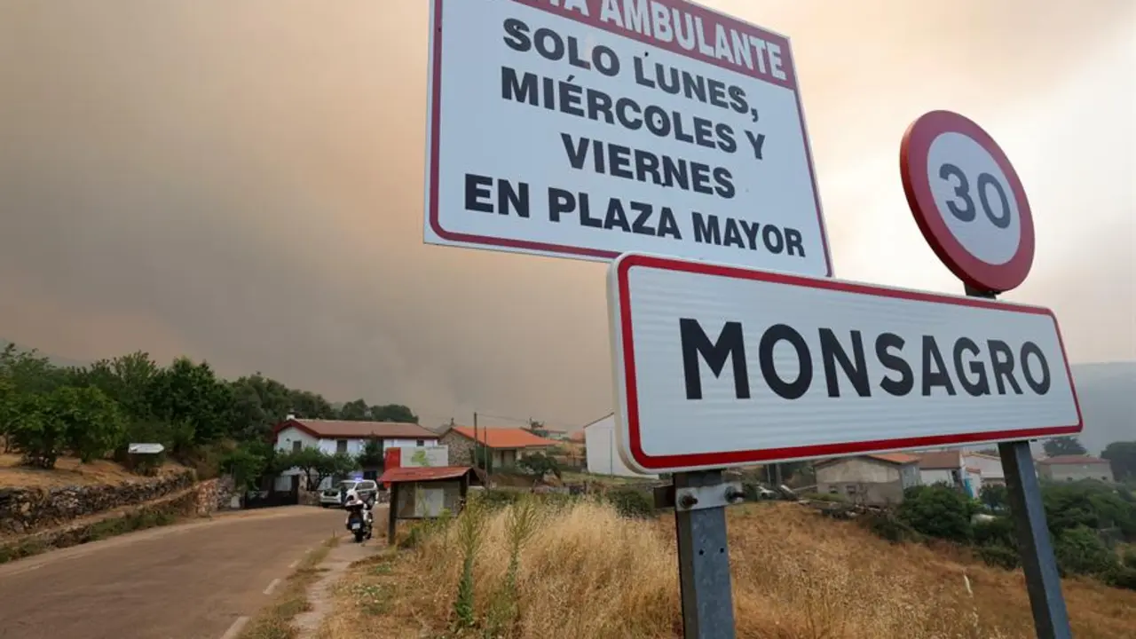 Imagen del incendio a la entrada de Monsagro (Salamanca). EFE/J.M.Garc&iacute;a