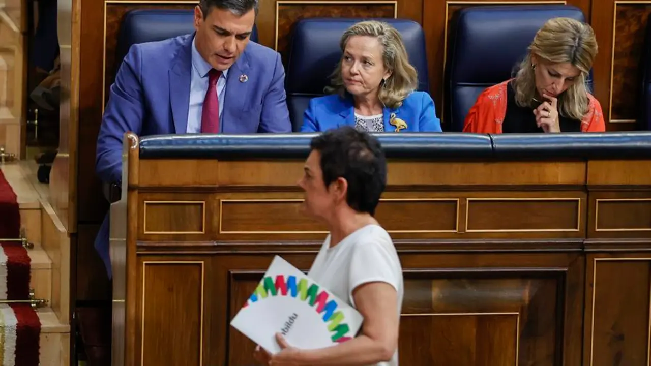 La portavoz de EH Bildu, Mertxe Aizpurua, pasa por delante del presidente del Gobierno, Pedro S&aacute;nchez, la vicepresidenta Econ&oacute;mica, Nadia Calvi&ntilde;o y la vicepresidenta segunda y ministra de Trabajo, Yolanda D&iacute;az, durante la segunda jornada del debate sobre el Estado de la Naci&oacute;n este mi&eacute;rcoles en el Congreso. EFE/Chema Moya
