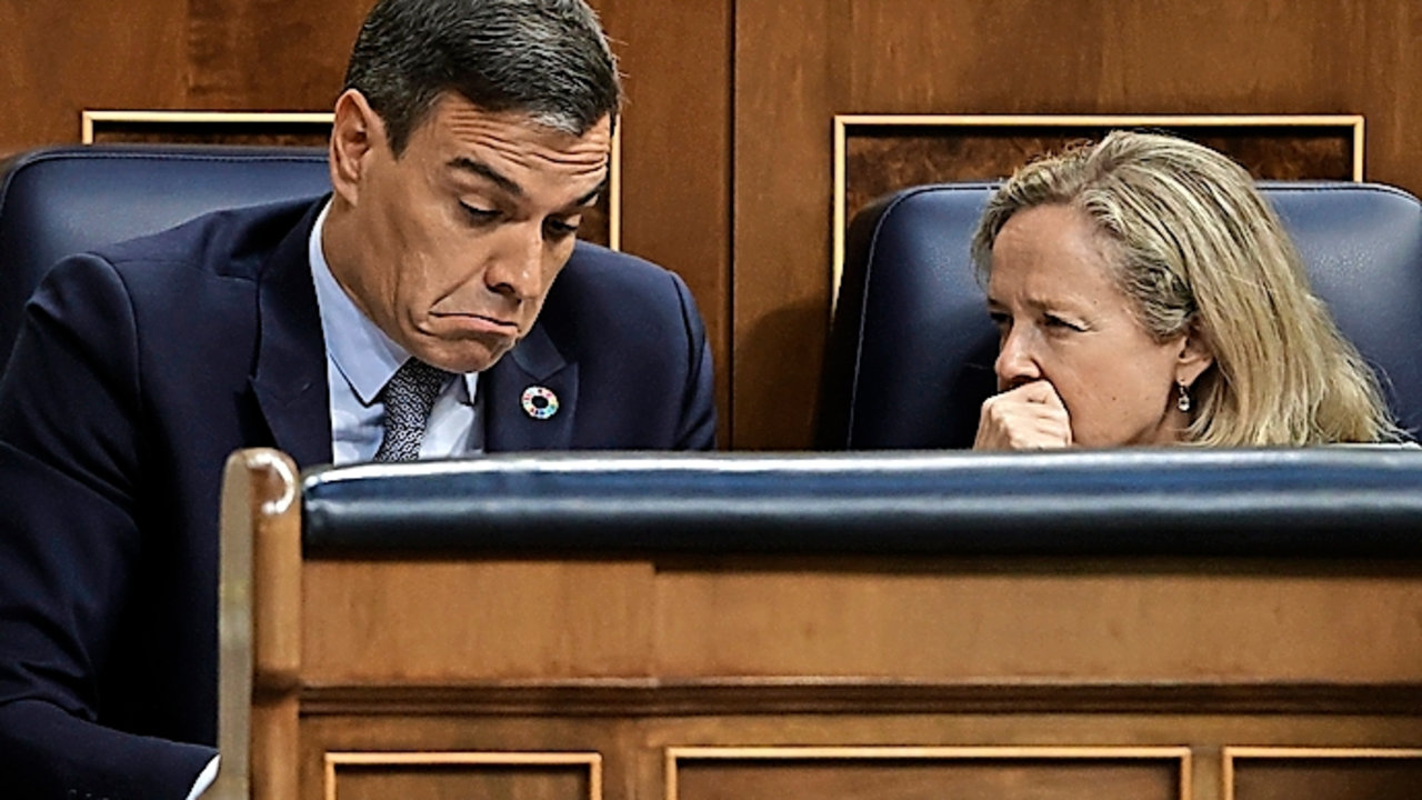 MADRID, 12/07/2022.- El presidente del Gobierno, Pedro S&aacute;nchez (i), y la vicepresidenta primera y ministra de Asuntos Econ&oacute;micos y Transformaci&oacute;n Digital, Nadia Calvi&ntilde;o (d), durante el debate sobre el estado de la naci&oacute;n que comienza este martes en el Congreso. EFE/ Mariscal
